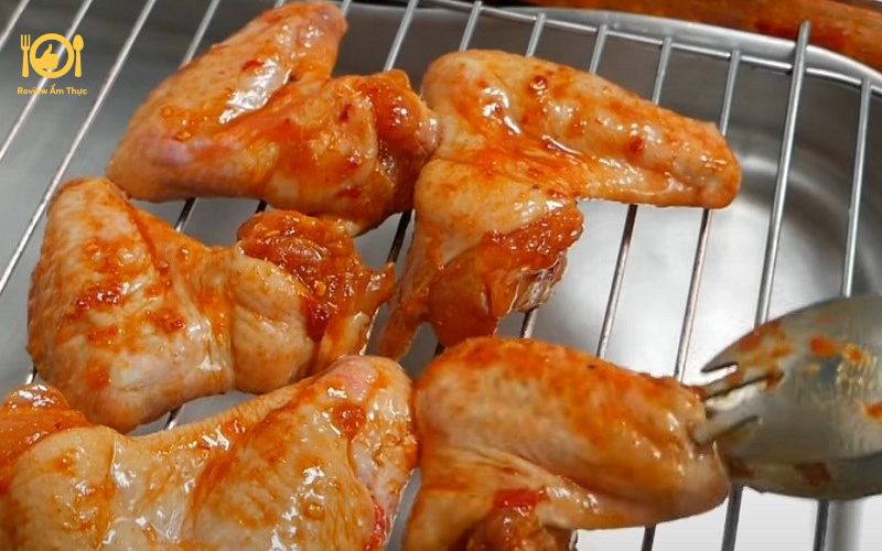 Làm gà nướng muối ớt mật ong với lò nướng hoặc nồi chiên không dầu 17 Gà nướng muối ớt mật ong