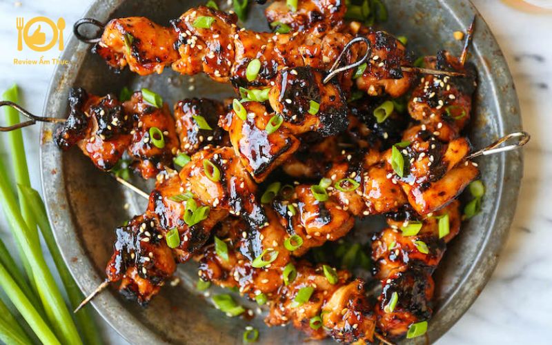 Đổi vị cuối tuần với gà xiên nướng mật ong đơn giản, dễ làm 9 gà xiên nướng mật ong