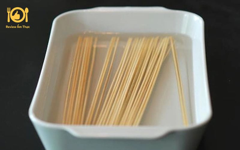 Đổi vị cuối tuần với gà xiên nướng mật ong đơn giản, dễ làm 10 gà xiên nướng mật ong