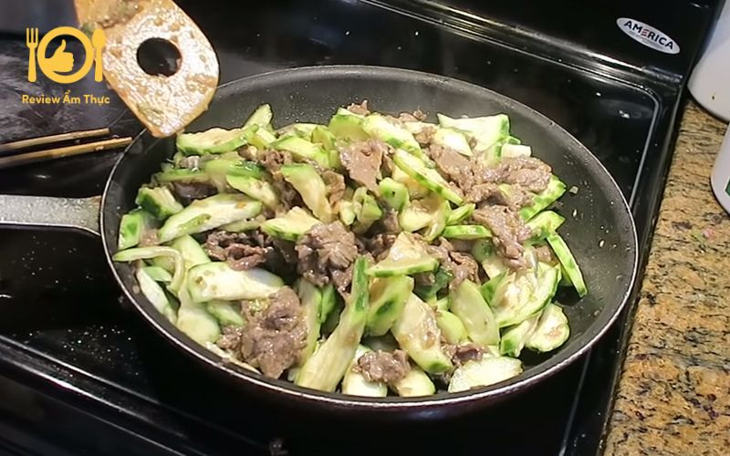 Hướng dẫn cách nấu mướp xào thịt bò không dai, giòn ngọt 14 mướp xào thịt bò