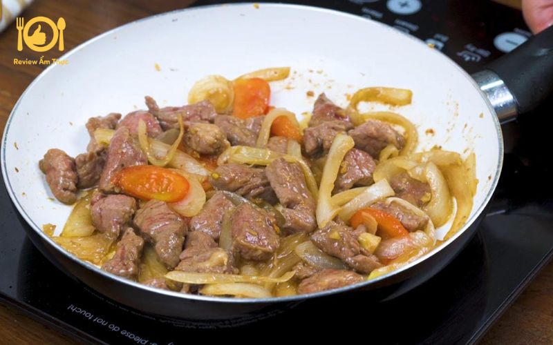 Trổ tài nấu nướng với món thịt bò xào hành tây đậm đà, bổ dưỡng 8 thịt bò xào hành tây