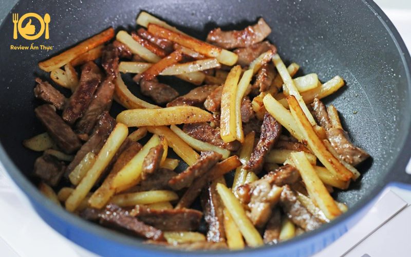 Thịt bò xào khoai tây - Món ngon dễ nấu và cực kỳ hao cơm 11 thit-bo-xao-khoai-tay-6