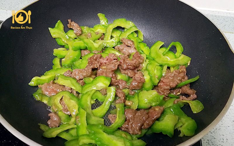 Mẹo làm thịt bò xào mướp đắng ít đắng, thơm ngon bổ dưỡng 15 thit-bo-xao-muop-dang-6