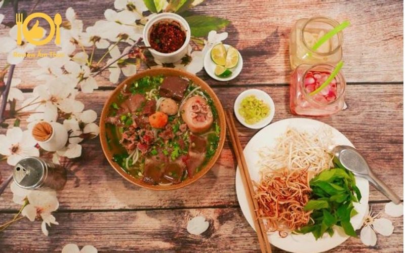 Review quán bún bò Huế Ngự Uyển - Có gì mà tên tuổi vang dội? 7 bún bò huế Ngự Uyển