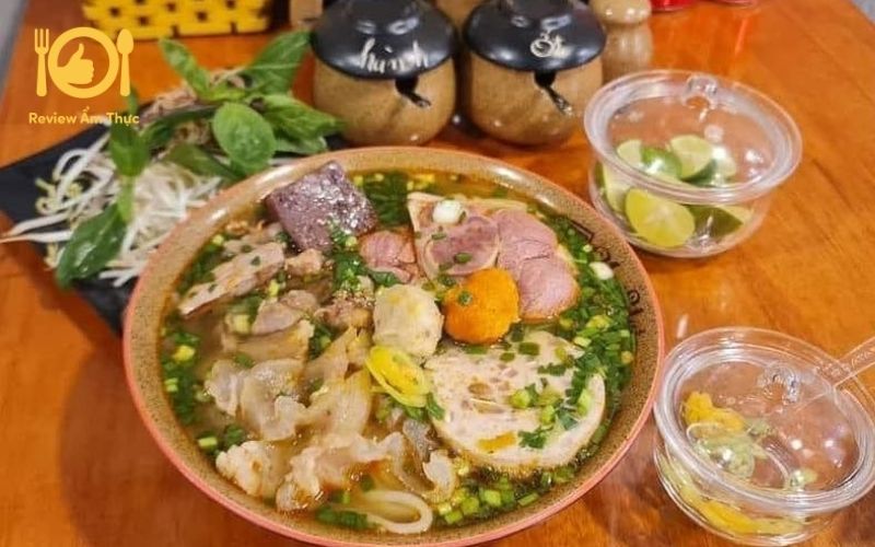Review quán bún bò Huế Ngự Uyển - Có gì mà tên tuổi vang dội? 10 bún bò huế Ngự Uyển