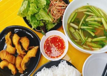 Bún cá chấm Gốc Đa