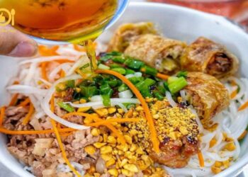 Review quán bún thịt xào Sài Gòn – Quán ăn hot nhất năm 2024