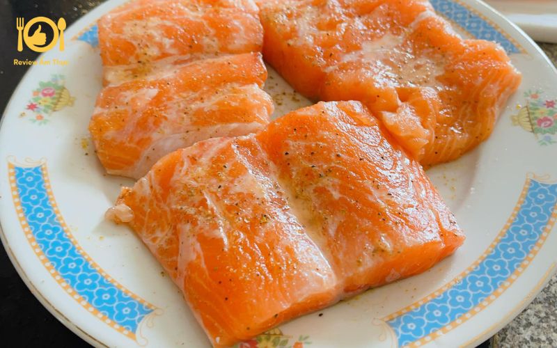 Đổi vị với món cá hồi nướng bơ tỏi mật ong thơm ngon, lạ miệng 11 cá hồi nướng bơ tỏi mật ong