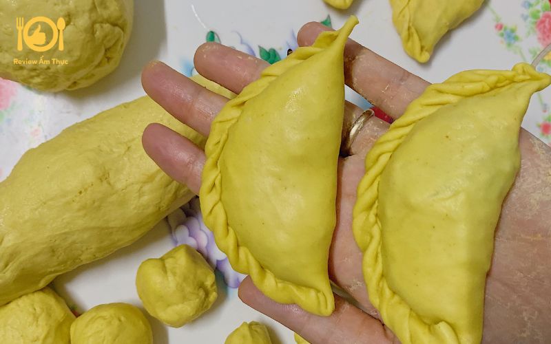 Chia sẻ bí cách làm bánh gối ngon giòn như mua ngoài tiệm 11 cach lam banh goi 5