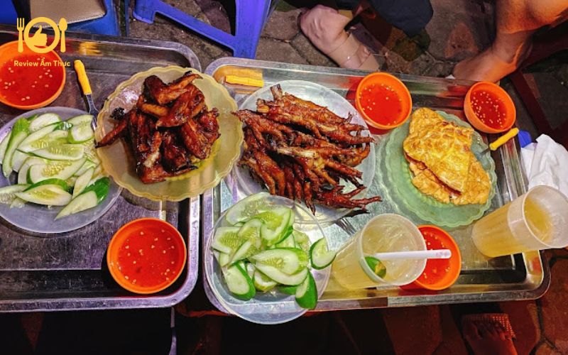 Review quán chân gà nướng Thụy Khuê - Quán vỉa hè cực đông khách 7 chân gà nướng thụy khuê