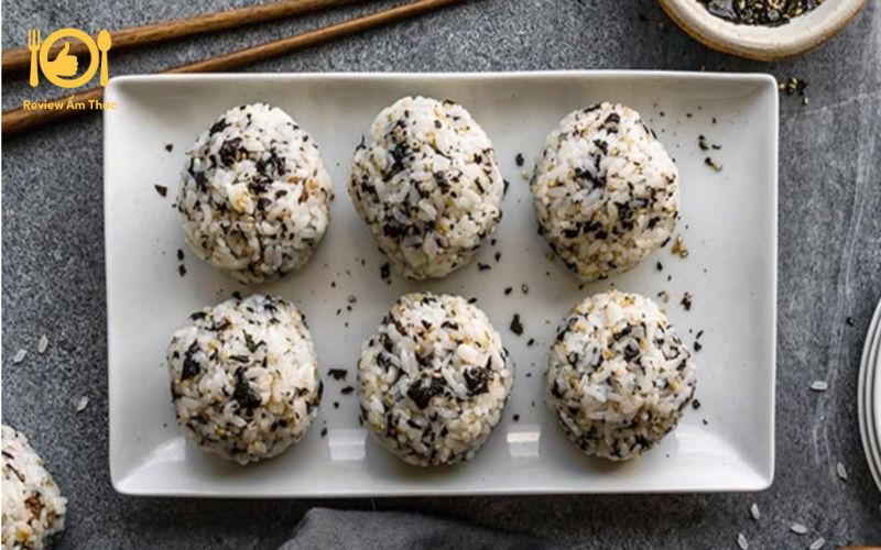 Chi tiết cách làm món cơm nắm cá ngừ đơn giản ngay tại nhà 9 cơm nắm cá ngừ