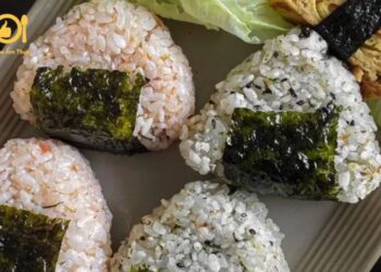 cơm nắm cá ngừ