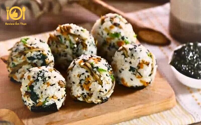 Chi tiết cách làm món cơm nắm cá ngừ đơn giản ngay tại nhà 10 cơm nắm cá ngừ