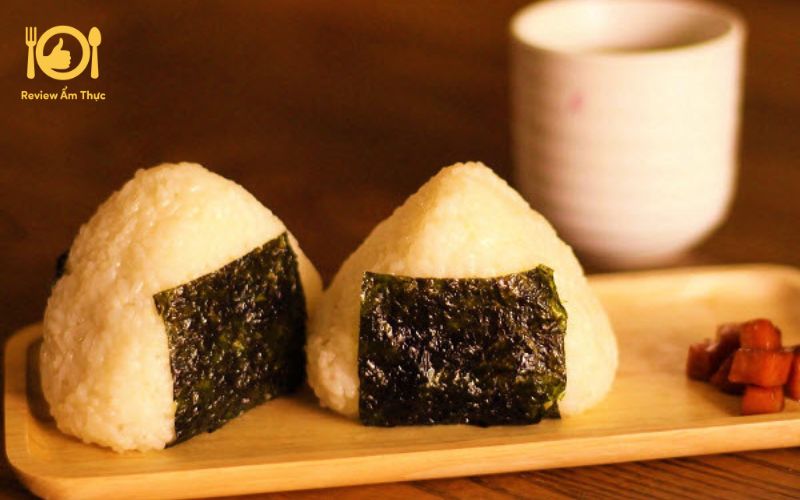 Chi tiết cách làm món cơm nắm cá ngừ đơn giản ngay tại nhà 11 com nam ca ngu 5