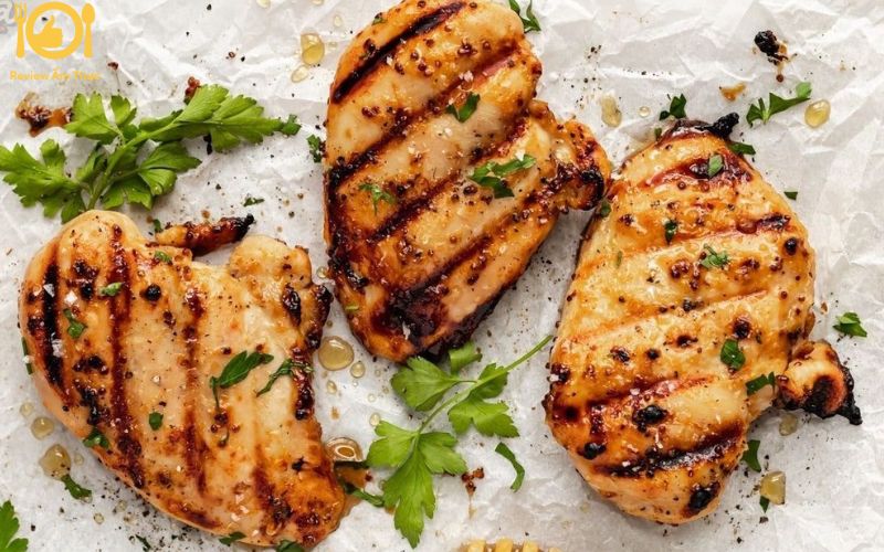 Ức gà nướng giấy bạc - Bí quyết cho bữa tối ngon miệng và mới mẻ 7 ức gà nướng giấy bạc