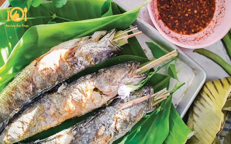 10+ Bí kíp biến tấu món cá lóc nướng "thần thánh" cho mọi bữa cơm 35 Cá lóc nướng lá chuối