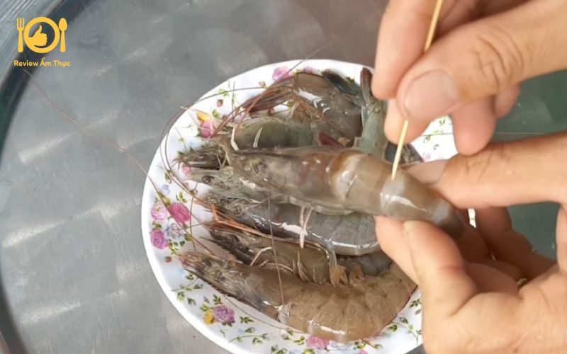 Bí quyết làm món tôm nướng sa tế giấy bạc thơm ngon, đậm đà 9 tôm nướng sa tế giấy bạc