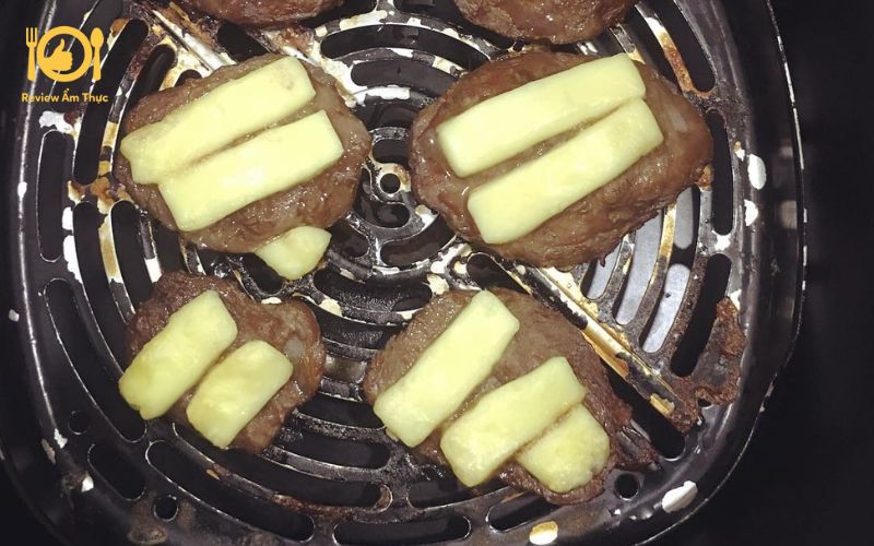 Bí quyết làm bò nướng phô mai bằng nồi chiên không dầu mềm mọng 7 bò nướng phô mai bằng nồi chiên không dầu