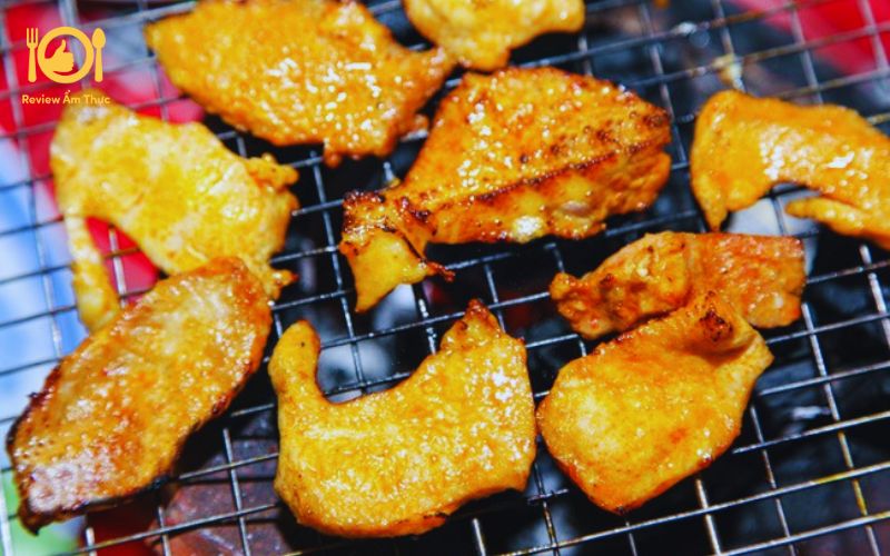 Hướng dẫn cách làm vú heo nướng sa tế thơm ngon, vừa miệng 8 vú heo nướng sa tế