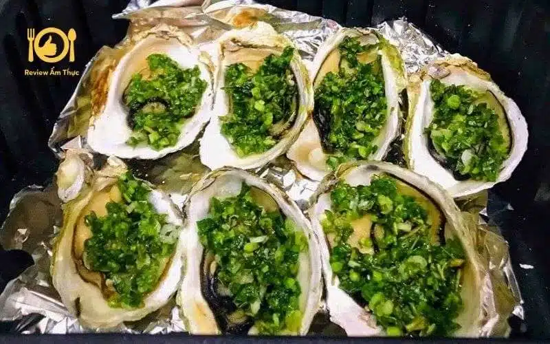 Cách làm hàu nướng mỡ hành bằng giấy bạc cực ngon 7 hàu nướng mỡ hành bằng giấy bạc