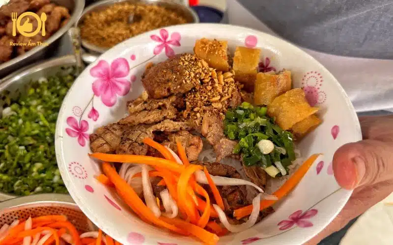 Review bún thịt nướng Tư Hoàng có gì ngon và khác biệt? 9 bún thịt nướng tư hoàng