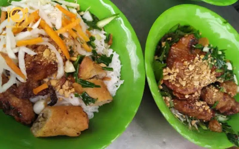 Review quán bún thịt nướng bà Hom Phú Lâm nổi tiếng tại Sài Gòn 7 Bún thịt nướng bà Hom