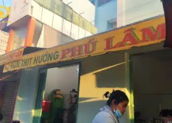 Review quán bún thịt nướng bà Hom Phú Lâm nổi tiếng tại Sài Gòn