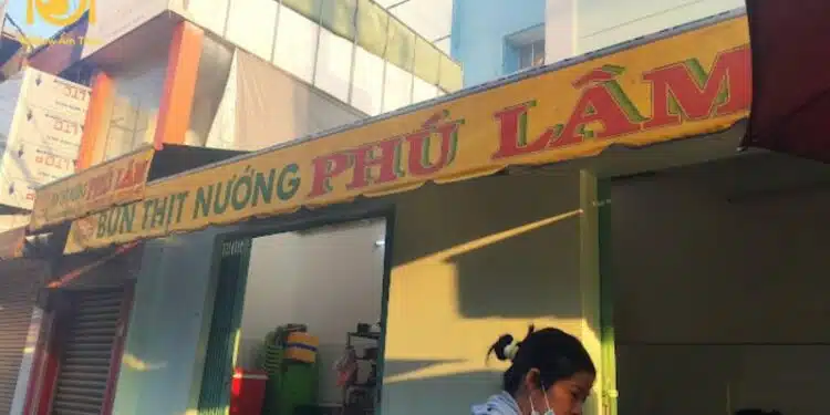 Review quán bún thịt nướng bà Hom Phú Lâm nổi tiếng tại Sài Gòn