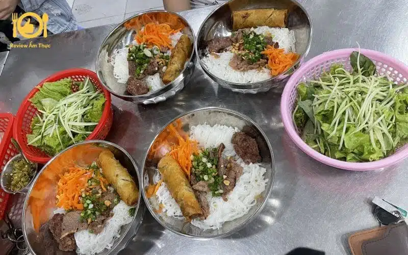 Review bún thịt nướng Kiều Bảo Đề Thám: Quán ăn hào phóng! 8 bún thịt nướng kiều bảo đề thám