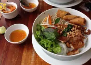 bún thịt nướng lê văn sỹ