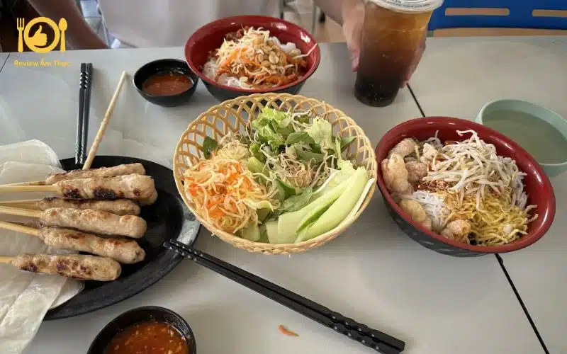 Review quán bún thịt nướng Ly Ly nổi tiếng số 1 tại Quảng Bình 6 Đôi nét về quán bún thịt nướng Ly Ly