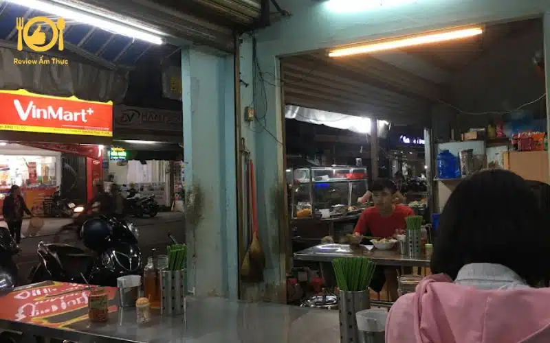 Review quán bún thịt nướng Sáu Cận, hương vị món ăn có gì ngon? 9 bún thịt nướng sáu cận