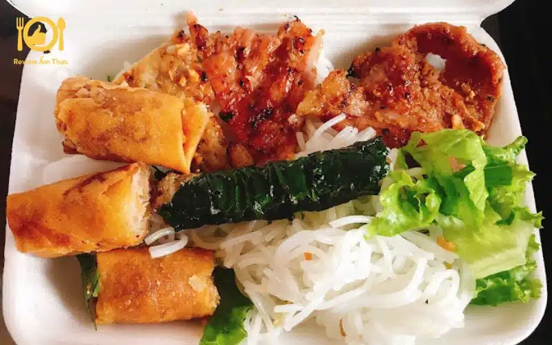 Review quán bún thịt nướng Sáu Cận, hương vị món ăn có gì ngon? 10 bún thịt nướng sáu cận