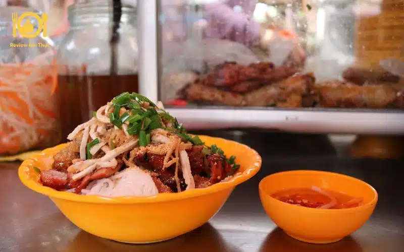 Review quán bún thịt nướng Tư Loan chợ Bàn Cờ có gì đặc biệt? 6 bún thịt nướng Tư Loan