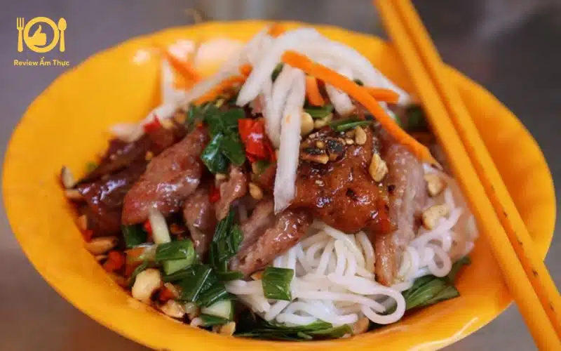 Review quán bún thịt nướng Tư Loan chợ Bàn Cờ có gì đặc biệt? 9 bún thịt nướng Tư Loan