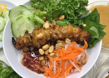 Cách làm nước sốt đậu phộng ăn bún thịt nướng cực thơm ngon