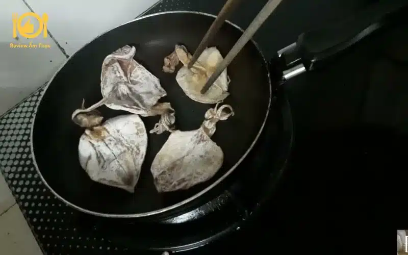 Hướng dẫn cách nướng mực khô bằng chảo ngon mà lại tiện lợi 7 cách nướng mực khô bằng chảo