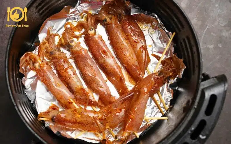 Hướng dẫn cách làm mực nướng sa tế nồi chiên không dầu nhanh, gọn 8 mực nướng sa tế nồi chiên không dầu