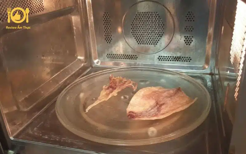 Cách nướng khô mực bằng lò vi sóng nhanh gọn chỉ trong vài phút 8 nướng khô mực bằng lò vi sóng