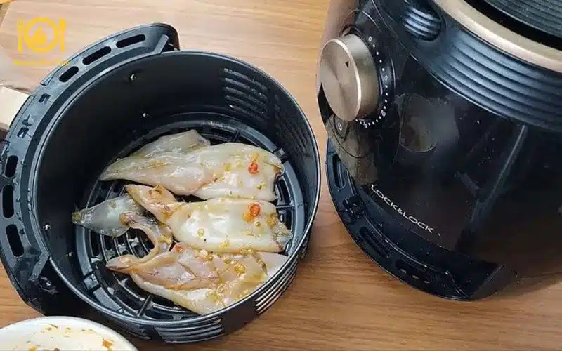 Cách nướng mực 1 nắng bằng nồi chiên không dầu thơm giòn ngon 9 nướng mực 1 nắng bằng nồi chiên không dầu