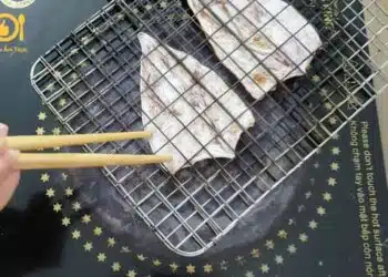 nướng mực khô bằng bếp từ