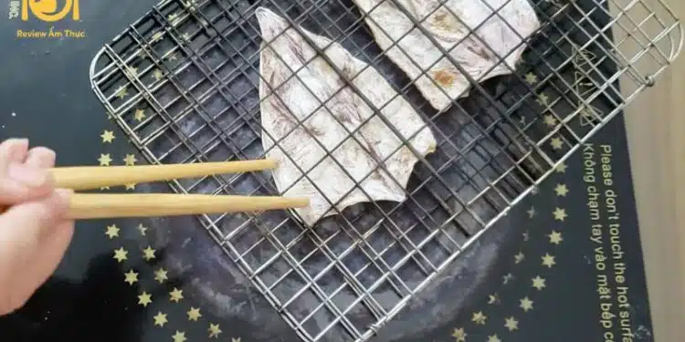 nướng mực khô bằng bếp từ