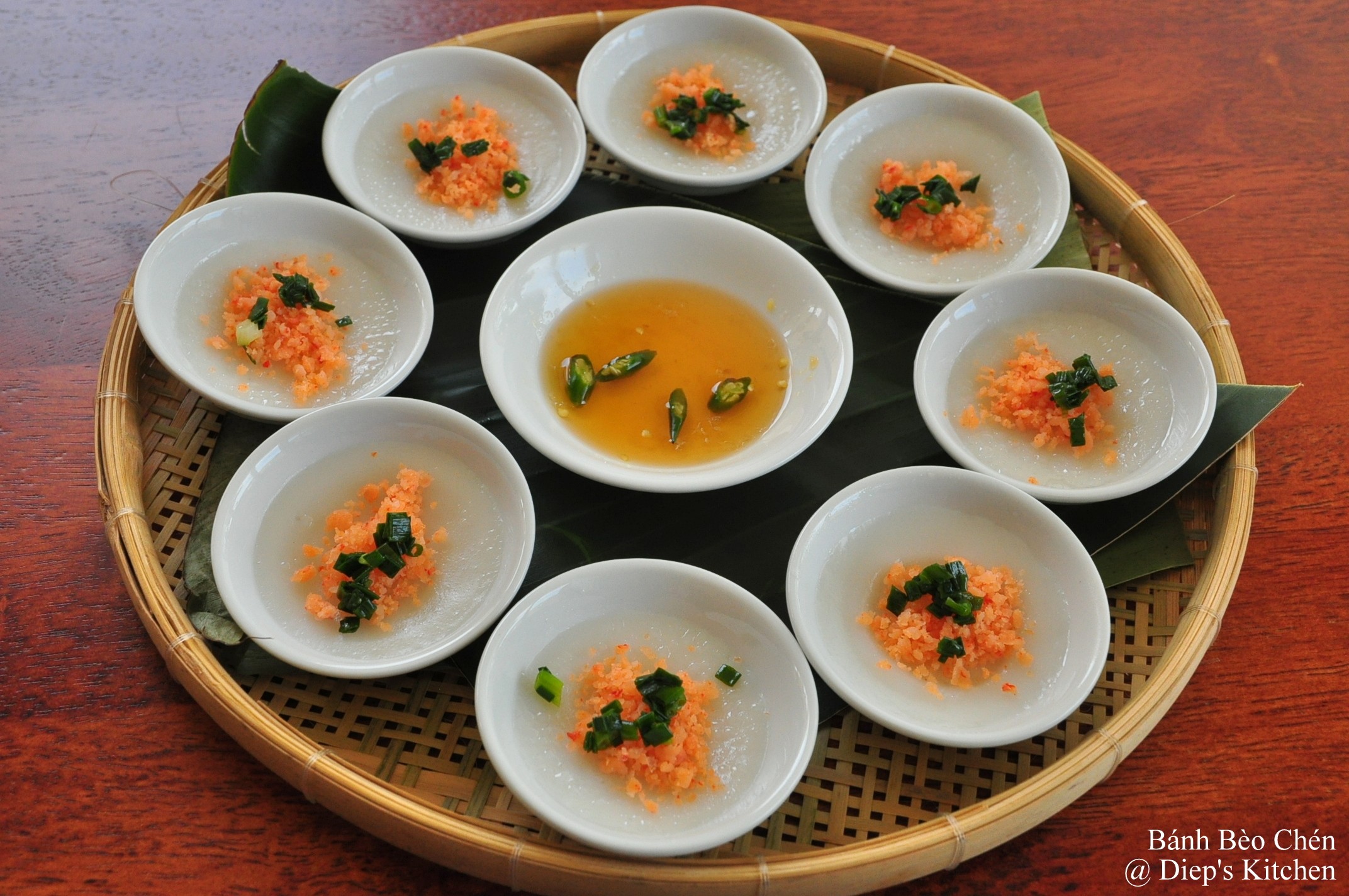 Món bánh bèo chén Huế nóng hổi vừa hấp xong với tôm chấy và mỡ hành