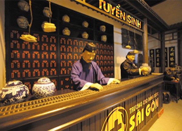 Tuyển Sinh Cao đẳng Dược Sài Gòn 2025: Cơ Hội Vàng Cho Thế Hệ Dược Sĩ Tương Lai 7 Lễ tốt nghiệp của sinh viên Trung cấp Y Dược Sài Gòn, thể hiện sự thành công