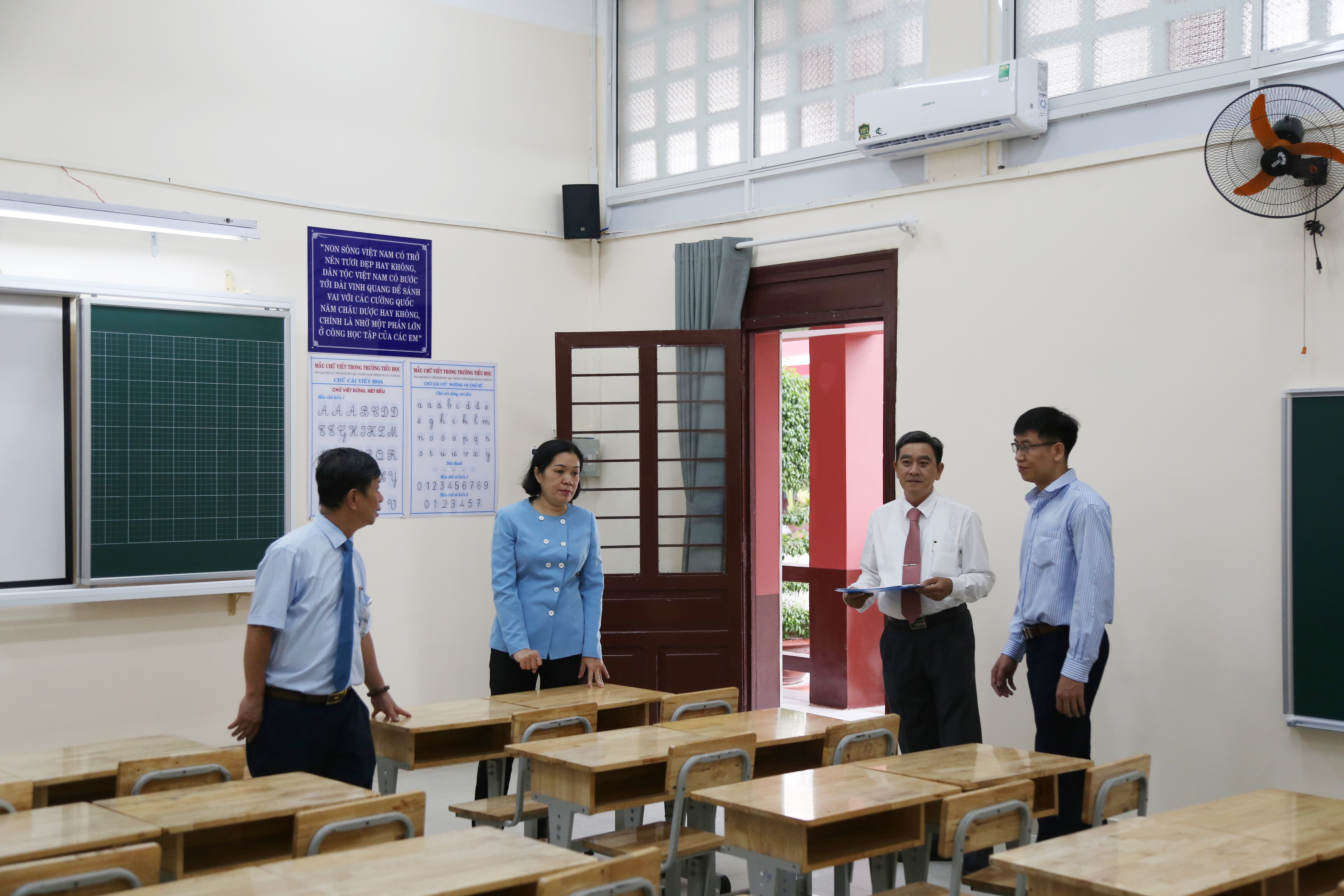 Lễ Thành Lập Trường Tiểu Học Thực Hành Đại Học Sài Gòn: Bước Tiến Nâng Tầm Giáo Dục 16 Ông Trần Thế Lưu trao quyết định thành lập trường cho đại diện Trường Đại học Sài Gòn