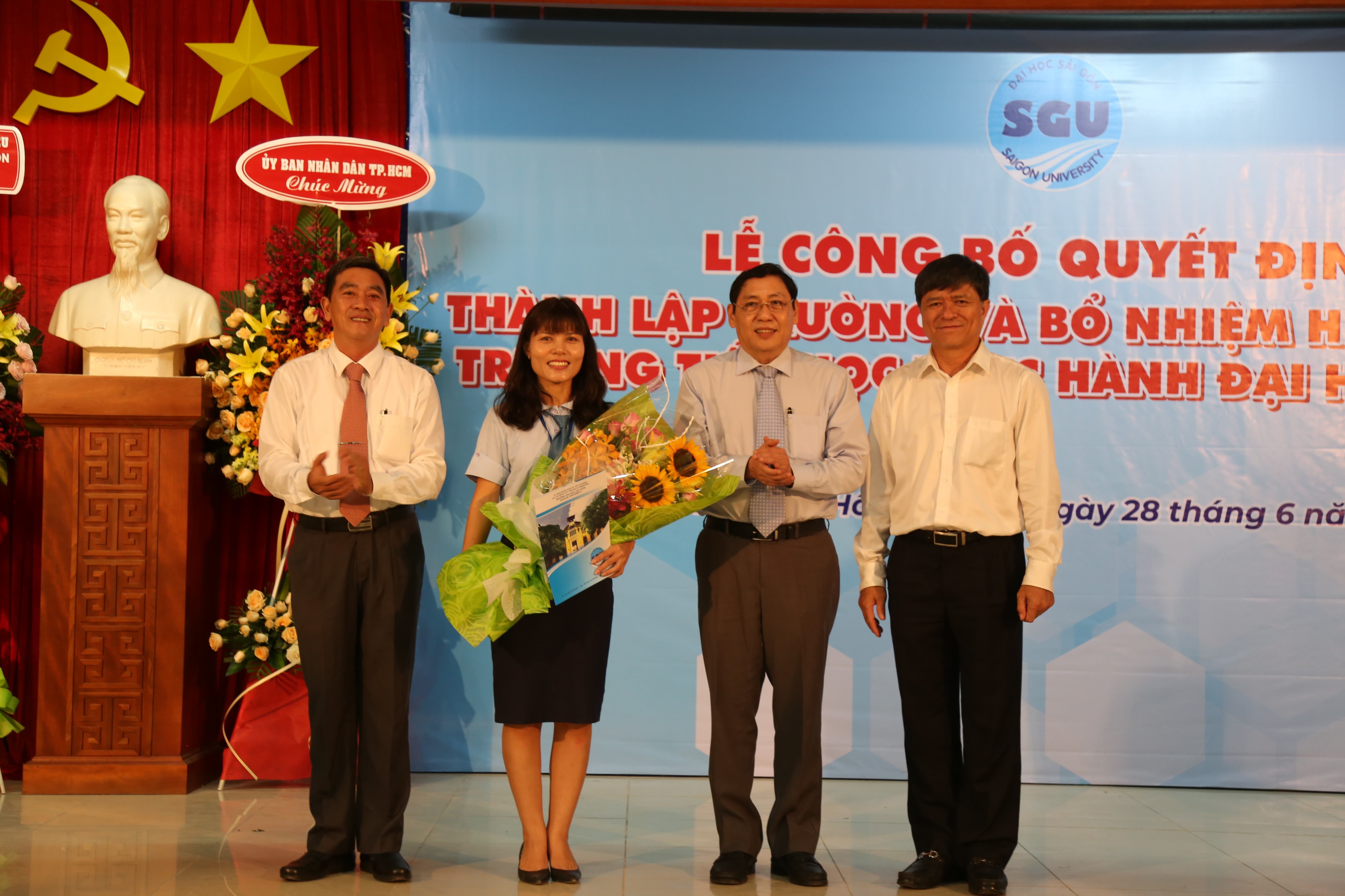 Lễ Thành Lập Trường Tiểu Học Thực Hành Đại Học Sài Gòn: Bước Tiến Nâng Tầm Giáo Dục 18 Bà Phạm Thị Thanh Tú nhận quyết định bổ nhiệm làm Hiệu trưởng Trường Tiểu học Thực hành Đại học Sài Gòn