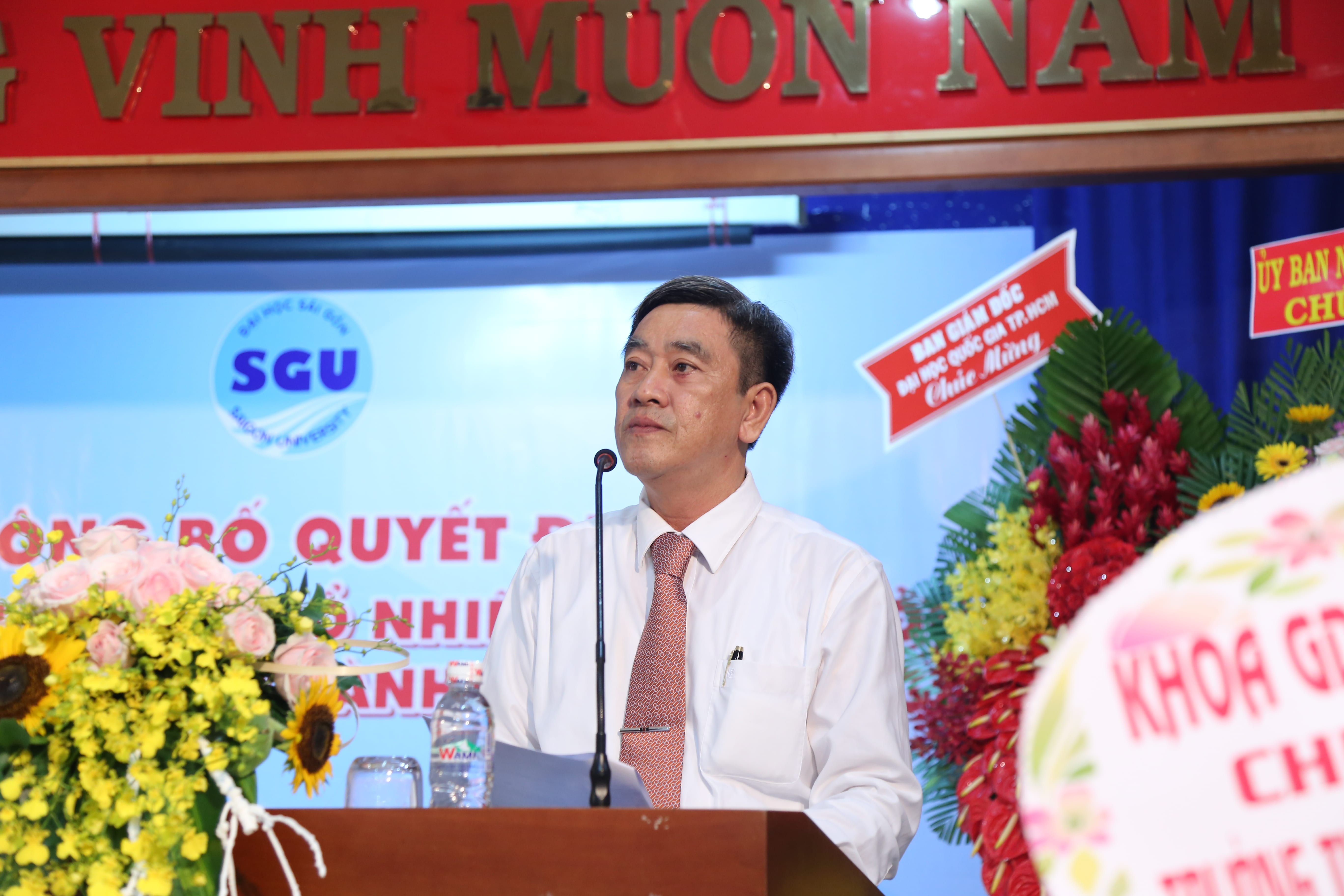 Lễ Thành Lập Trường Tiểu Học Thực Hành Đại Học Sài Gòn: Bước Tiến Nâng Tầm Giáo Dục 19 Các đại biểu chúc mừng bà Phạm Thị Thanh Tú với cương vị Hiệu trưởng mới