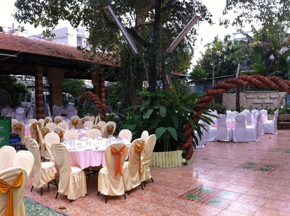 Khám phá các Địa Điểm Tiệc Cưới Quận 8 Tuyệt Đẹp cho Ngày Trọng Đại 20 Bàn tiệc được sắp xếp tinh tế trong không gian tiệc cưới của Hương Huyền