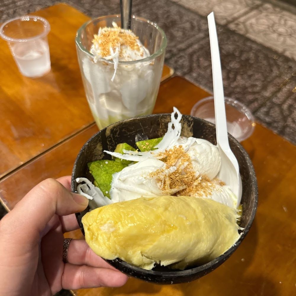 Khám Phá Hương Vị Kem Bơ Sài Gòn "Đốn Tim" Thực Khách 9 Ly kem bơ sầu riêng đầy đặn với lớp bơ mịn và kem dừa thơm ngon