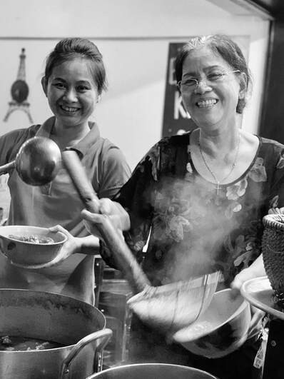 Cô Phúc và Chị Nguyên bên gánh bò kho truyền thống tại Sài Gòn